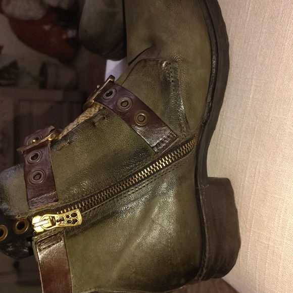 Stylish Black and Brown Buckle Boots - Picture 9 of 17